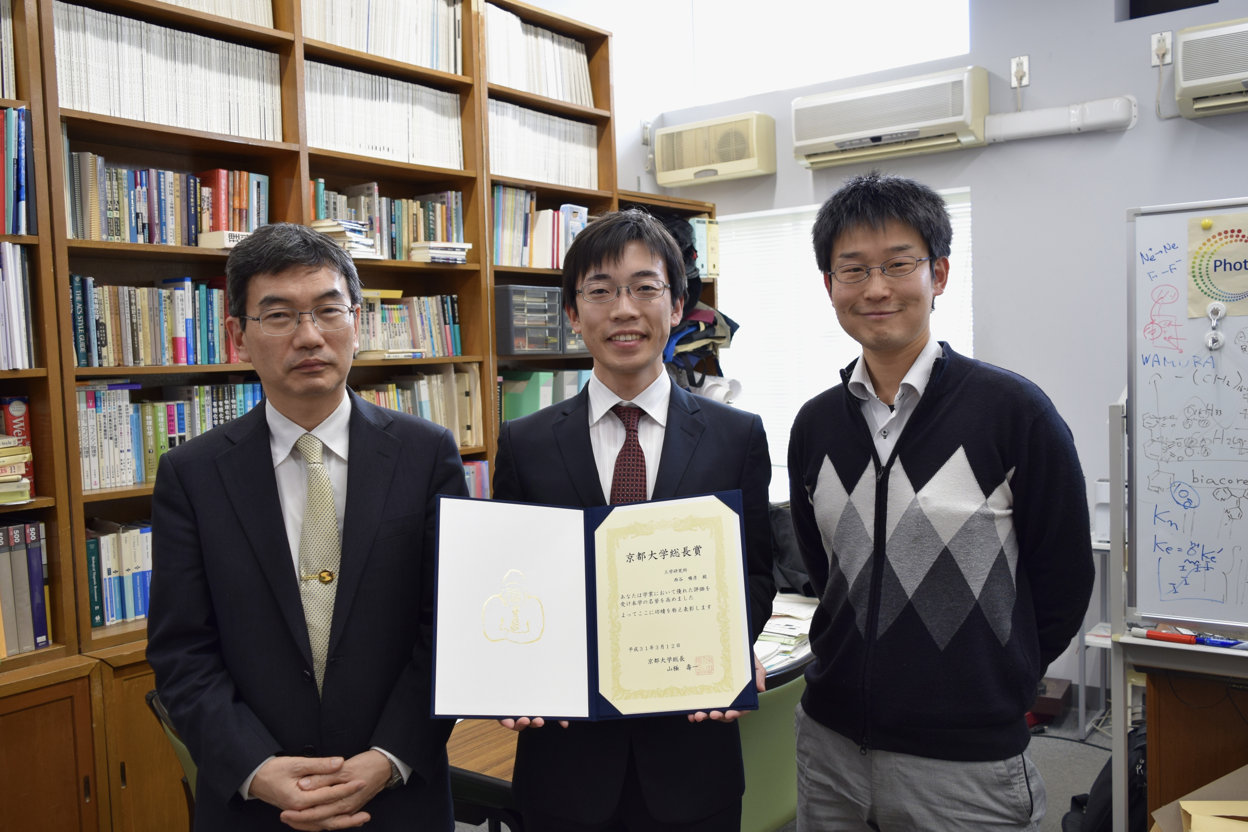 博士課程修了時、研究室の恩師の松田先生(左)、廣瀬先生(右)と